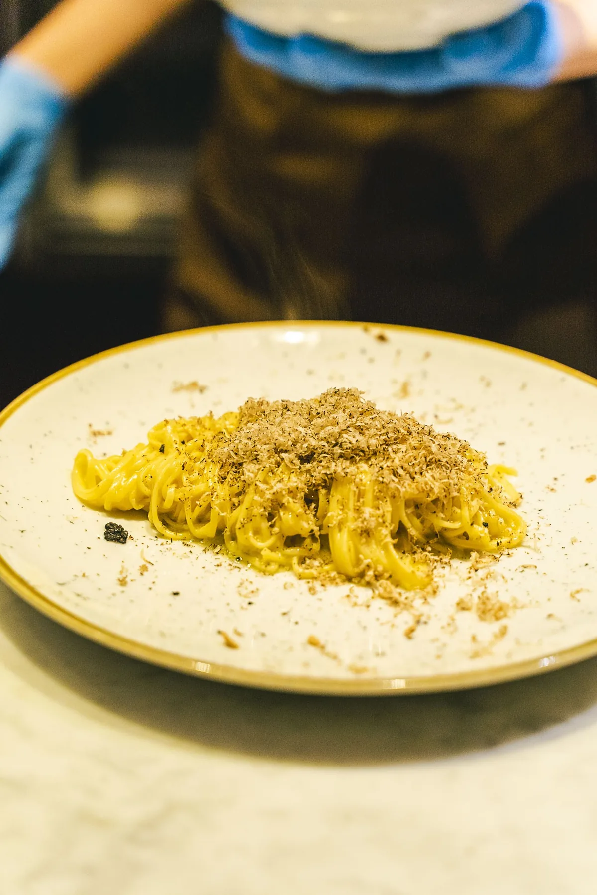 Nido di tagliolini con abbondante tartufo nero grattugiato